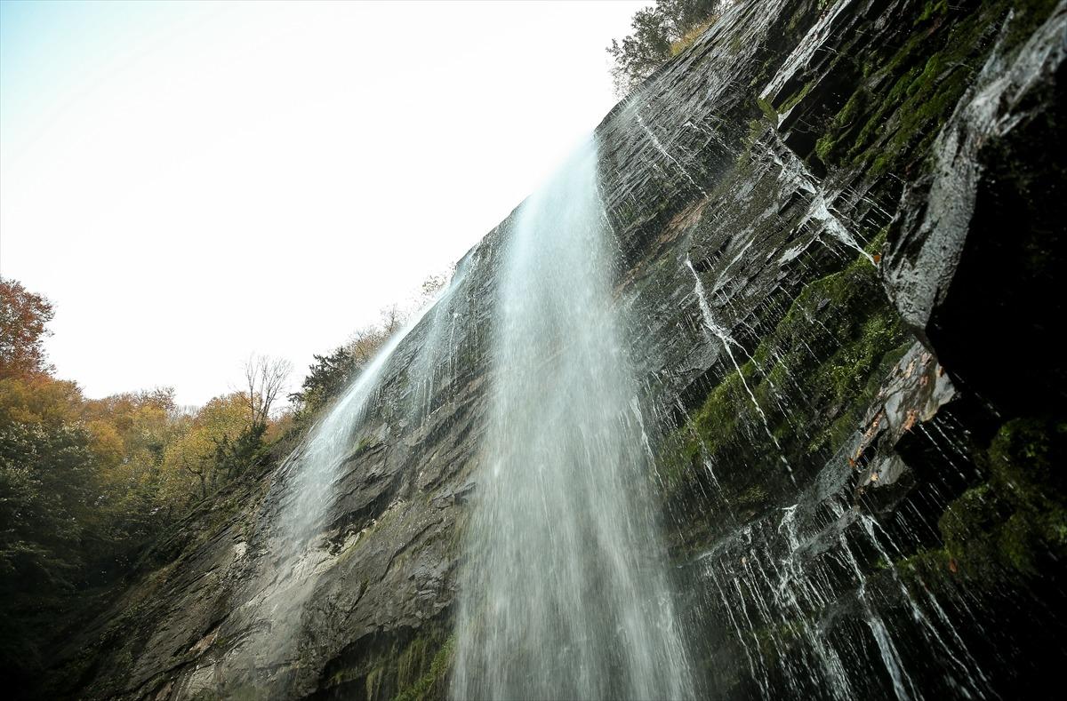 Suu&ccedil;tu Şelalesi g&ouml;renleri mest ediyor
