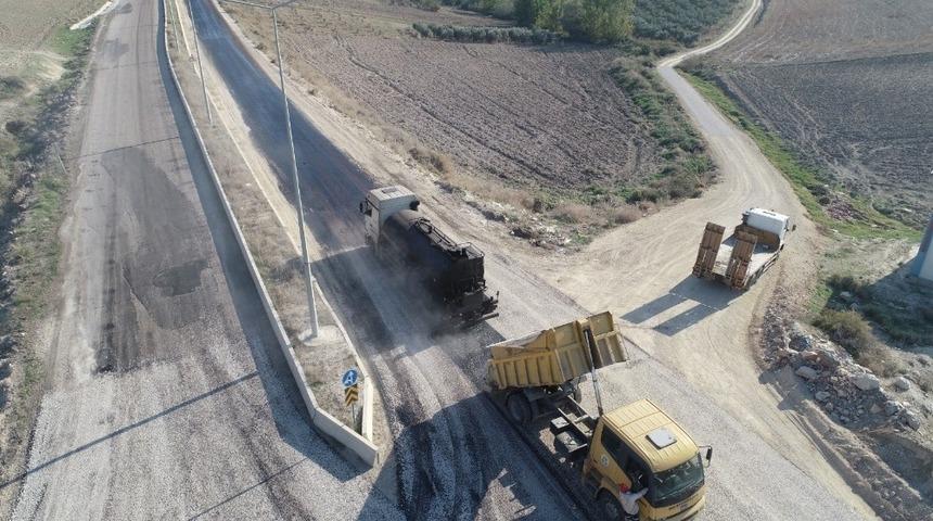 Dev kuruluşlar asfalt yola kavuştu