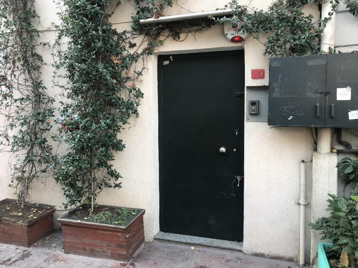 &Ouml;l&uuml; bulunan İngiliz istihbarat&ccedil;ının evinin &ouml;n&uuml;ndeki Suriyeli mendilci kayıplara karıştı