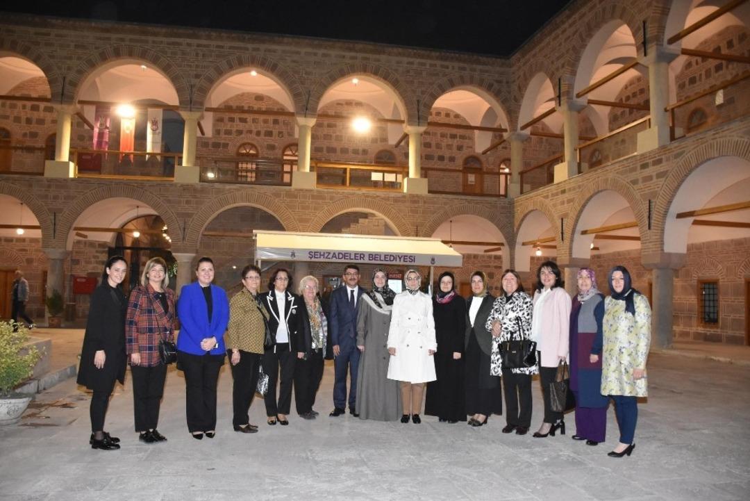 AK Parti&rsquo;li kadınlar Kurşunlu Han&rsquo;a hayran kaldı