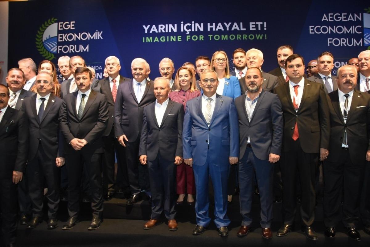 AK Parti İzmir Milletvekili Binali Yıldırım: &ldquo;Değişimin karşısında durursak yok olur gideriz&rdquo;