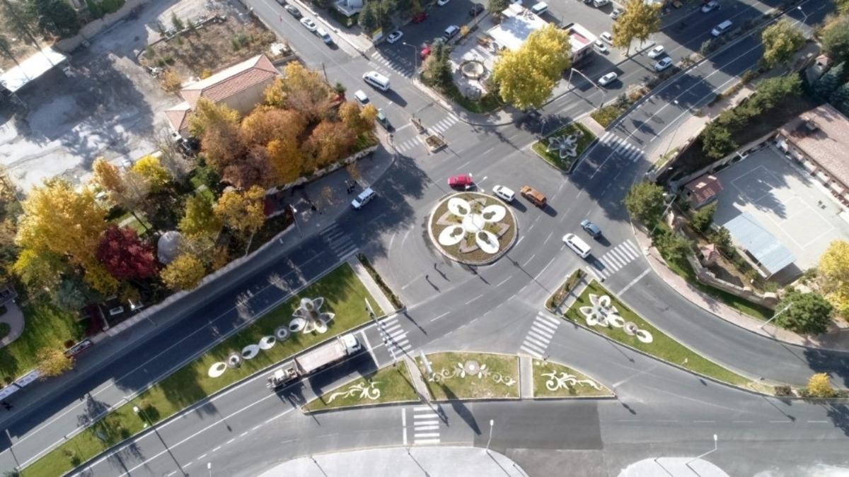 Mevsim &ccedil;i&ccedil;ekleri Nevşehir&rsquo;i s&uuml;sl&uuml;yor