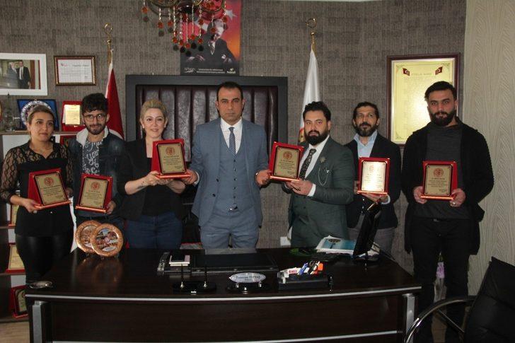 Başarılı kuaförlere plaket verildi G1