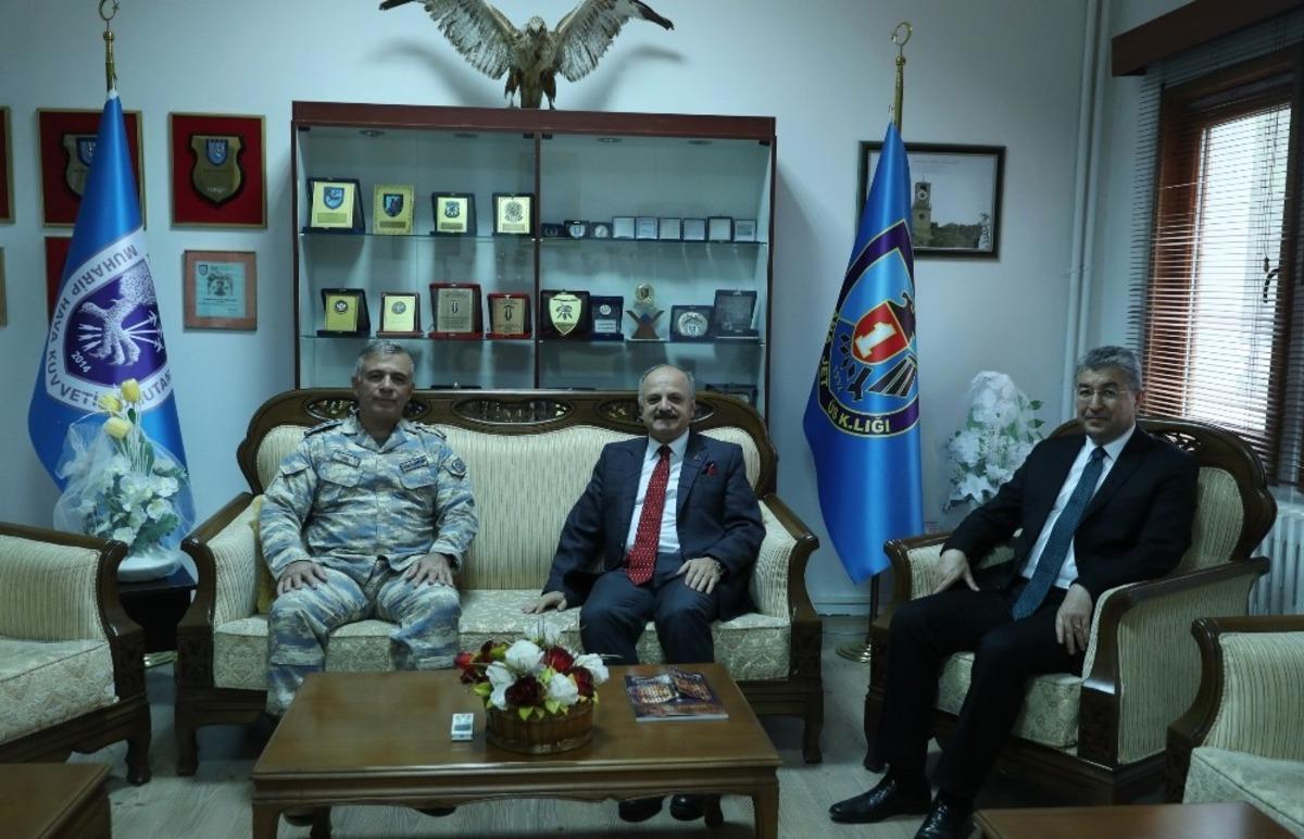 Vali &Ccedil;akacak, Sivrihisar Hava Meydan Komutanlığı&rsquo;nı ziyaret etti