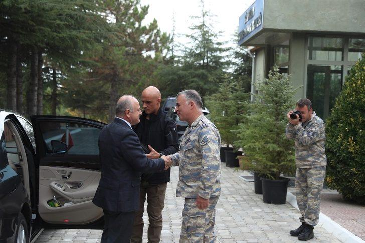 Vali Çakacak, Sivrihisar Hava Meydan Komutanlığı’nı ziyaret etti G3