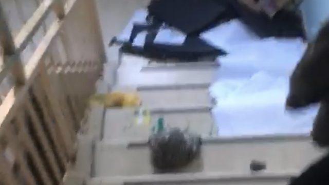 Öğrencilerin eşyaları merdiven boşluğuna atıldı