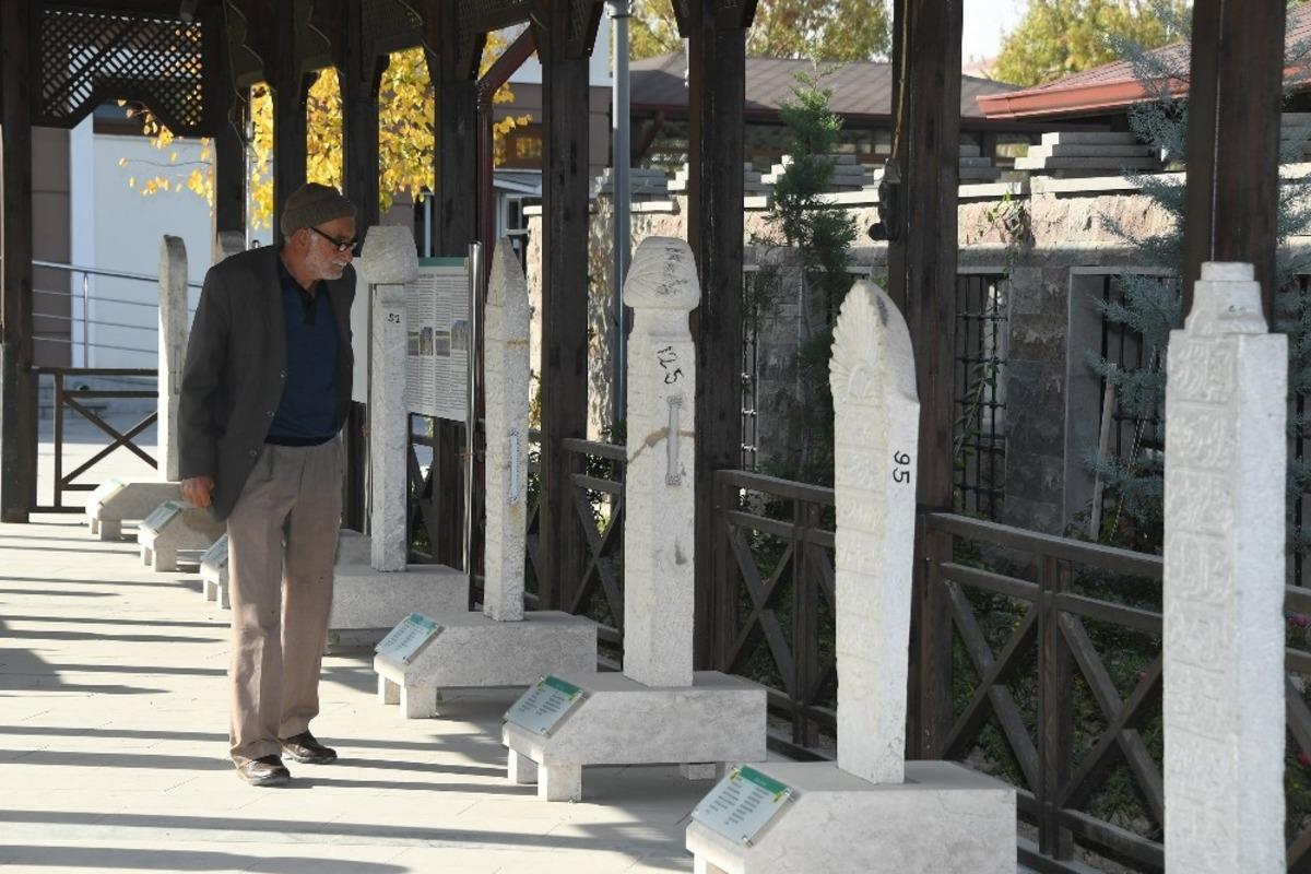 Konya B&uuml;y&uuml;kşehir, tarihi mezar taşlarına sahip &ccedil;ıkıyor