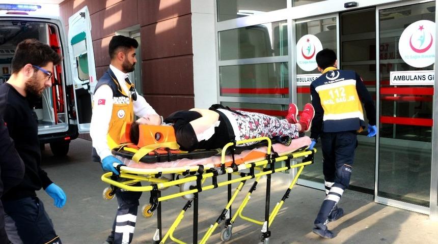 İki otomobil &ccedil;arpıştı: 3 yaralı