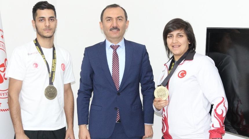 Kaymaz, Kick Boks&rsquo;ta d&uuml;nya şampiyonu olan Mersin sporcuları kutladı