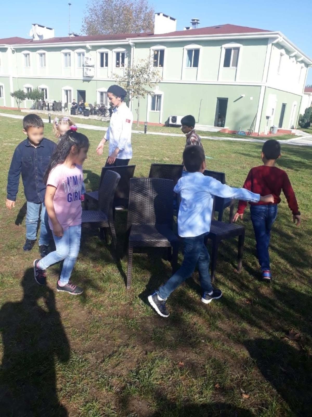 &Ouml;ğrenciler, Sevgi evlerinde kalan 15 &ccedil;ocuğu ağırladı