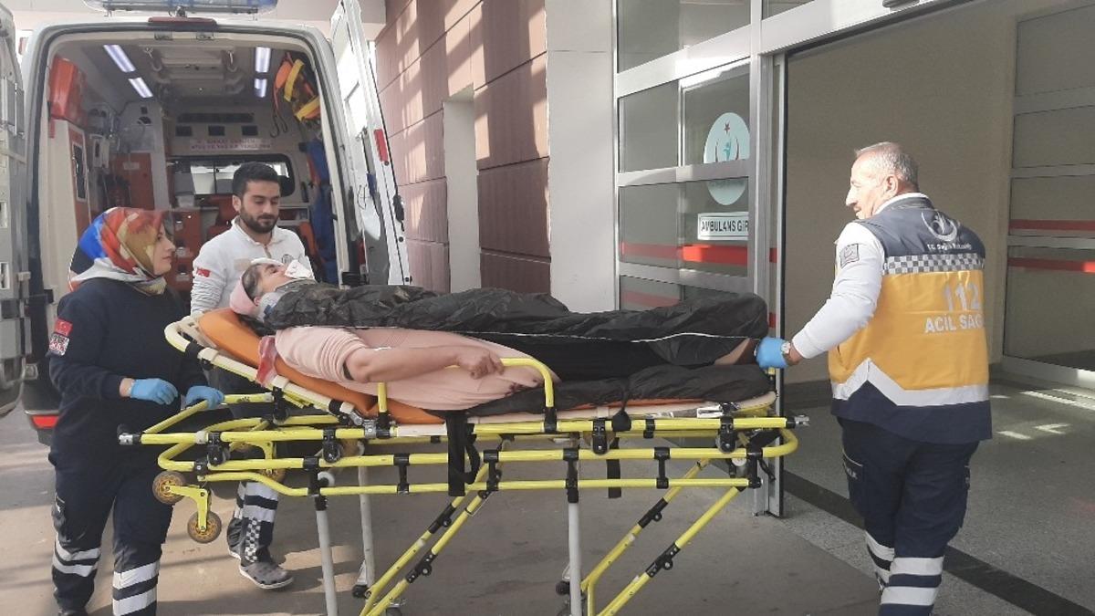 Otomobil ile minib&uuml;s &ccedil;arpıştı: 2 yaralı