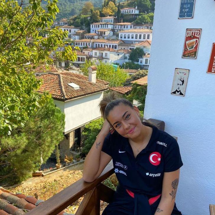 Türk futbolcu güzelliğiyle büyülüyor G5