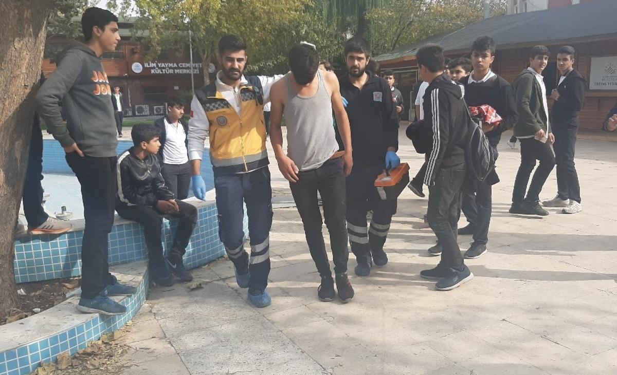 Lise &ouml;ğrencileri arasında kavga: 2 yaralı