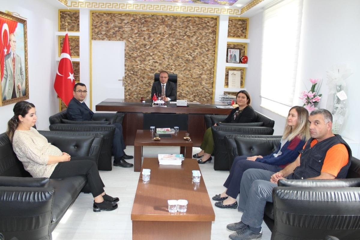 Vakıf personeline teşekk&uuml;r belgeleri verdi