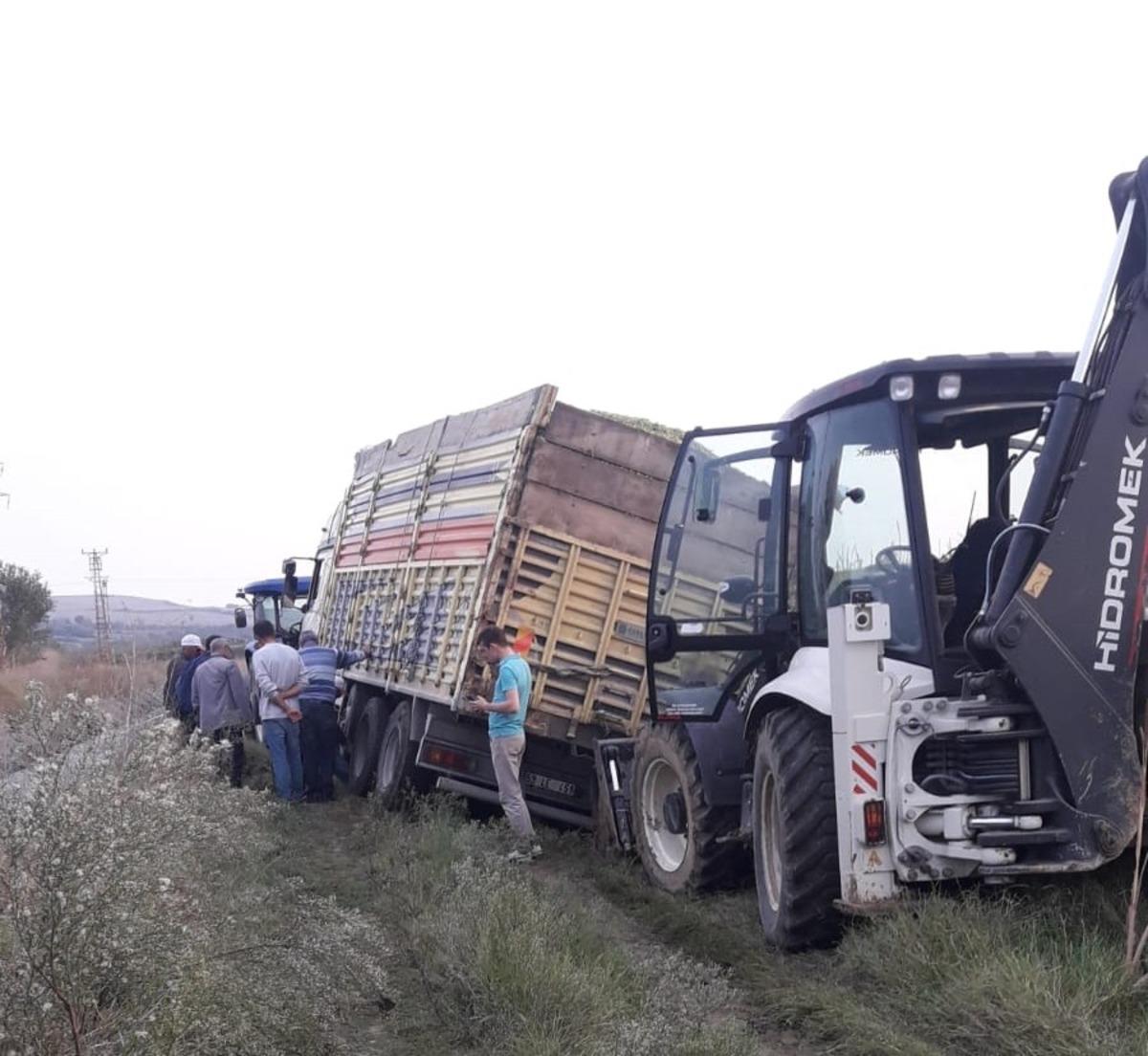 &Ccedil;amura saplanan kamyonu kep&ccedil;e kurtardı