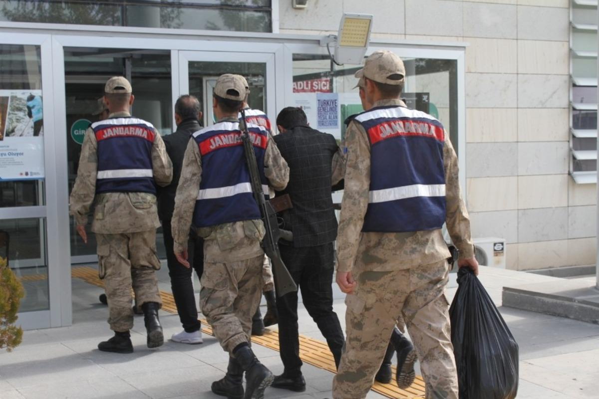 Elazığ&rsquo;da uyuşturucu  tacirleri 5 kilo esrarla yakalandı
