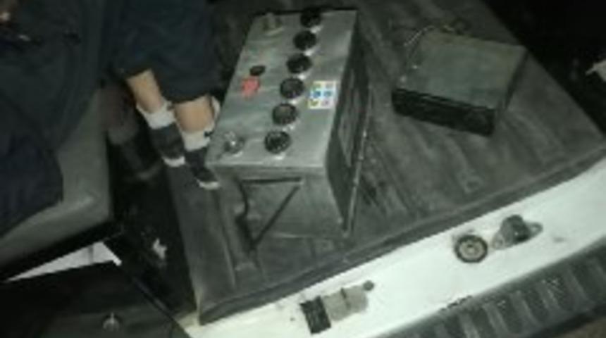 Ak&uuml; hırsızları ka&ccedil;amadan yakalandı