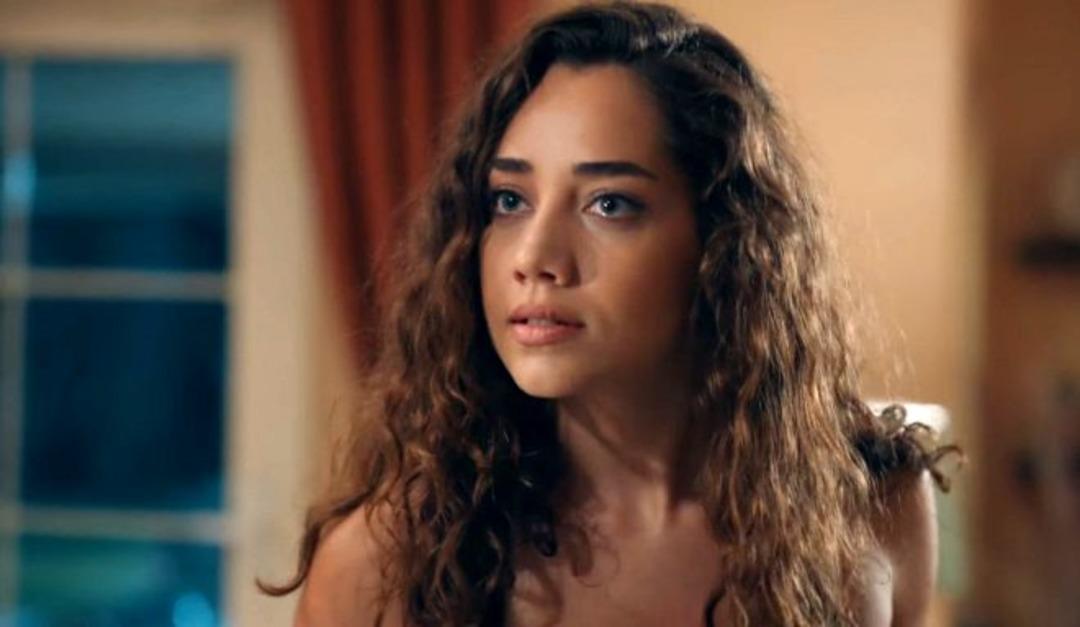 Sevgili Ge&ccedil;miş dizisinin Azra'sı &Ouml;zge &Ouml;zacar kırmızı bikinili pozuyla nefes kesti! 