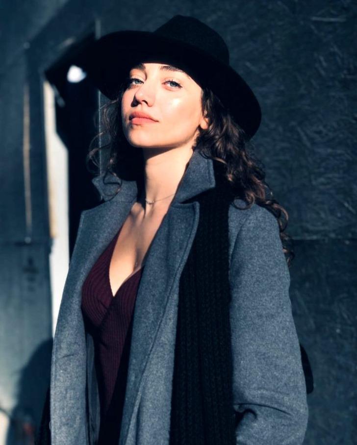 Sevgili Geçmiş dizisinin Azra'sı Özge Özacar kırmızı bikinili pozuyla nefes kesti!  G5