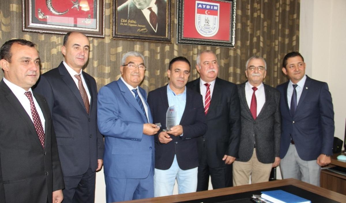 Ayın şof&ouml;r&uuml;, &ouml;d&uuml;l&uuml;n&uuml; Başkan Sara&ccedil;&rsquo;tan aldı