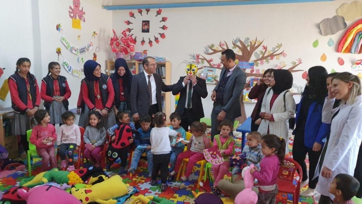 Kız &ouml;ğrencilerden anasınıfı &ouml;ğrencilerine oyuncak