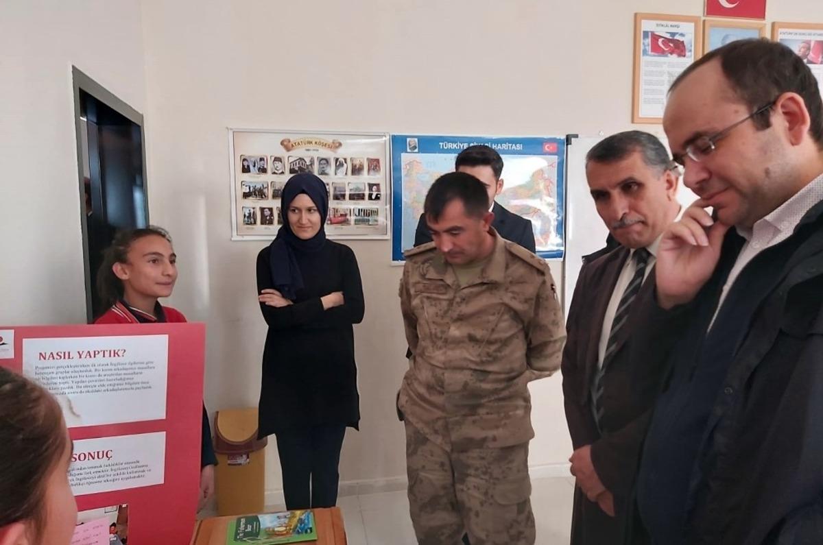 K&ouml;y okulunda T&Uuml;BİTAK Bilim Fuarı ve k&uuml;t&uuml;phane a&ccedil;ılışı