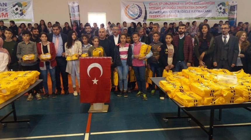 Dicle&rsquo;de LGS&rsquo;ye hazırlanan 500 &ouml;ğrenciye kitap desteği
