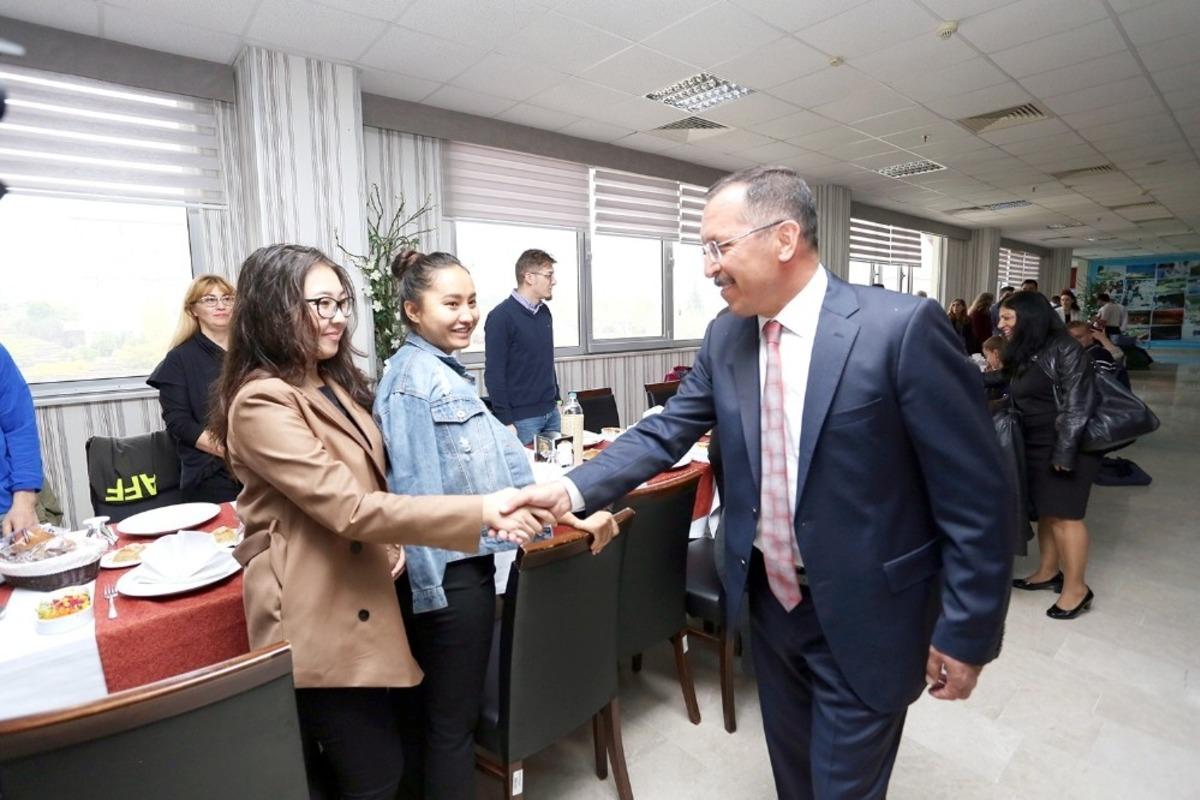 Rekt&ouml;r Bağ, yabancı &ouml;ğrencilerle &ouml;ğle yemeğinde bir araya geldi