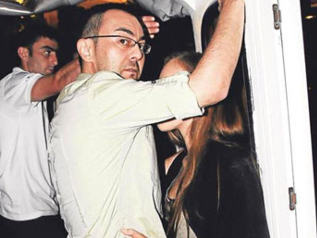 Gazetecileri g&ouml;rd&uuml;, &ouml;pt&uuml;