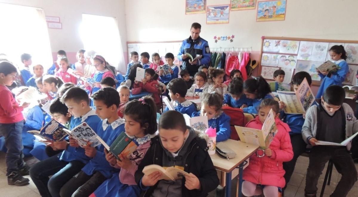 Kars&rsquo;ta polis &ouml;ğrencileri bilgilendirdi