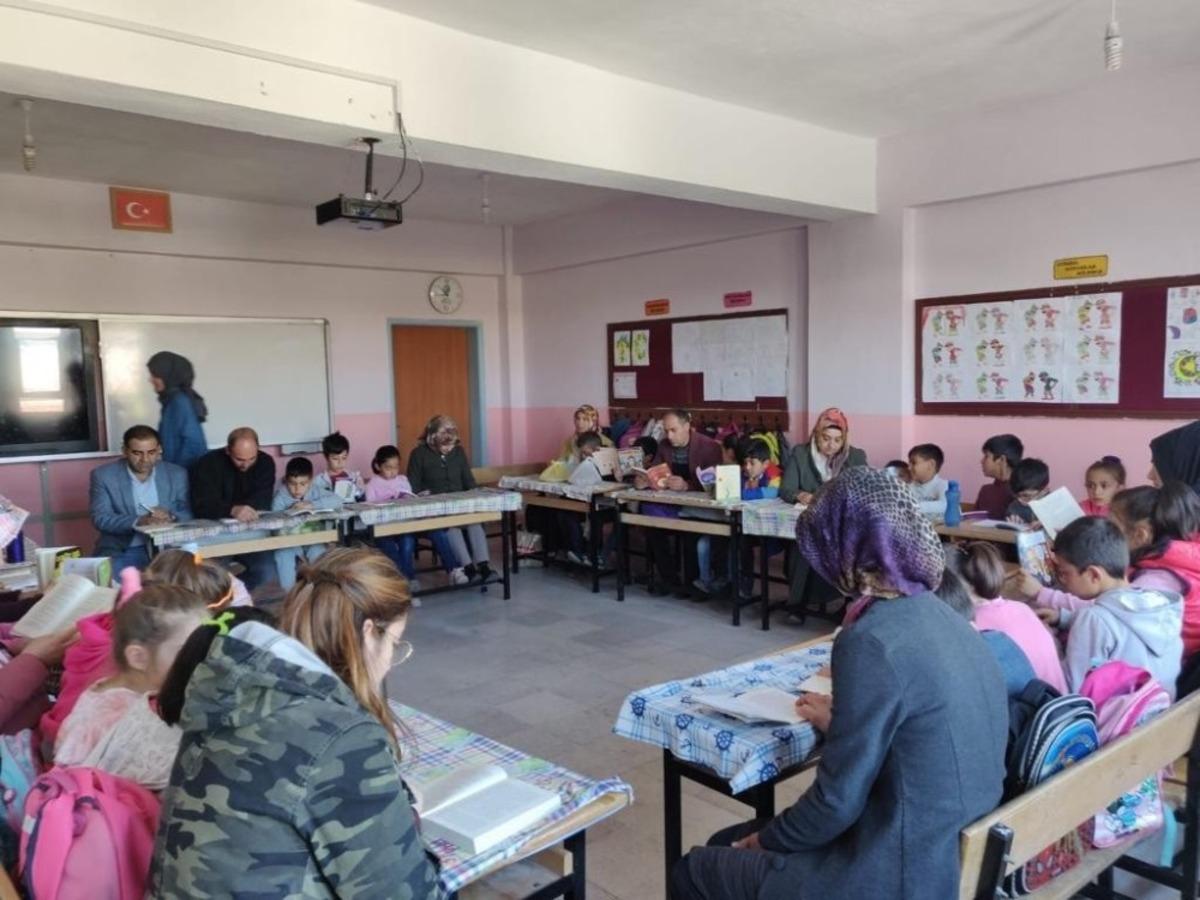 Gerc&uuml;ş&rsquo;te &ouml;ğretmen, &ouml;ğrenci ve veli aynı masada buluştu