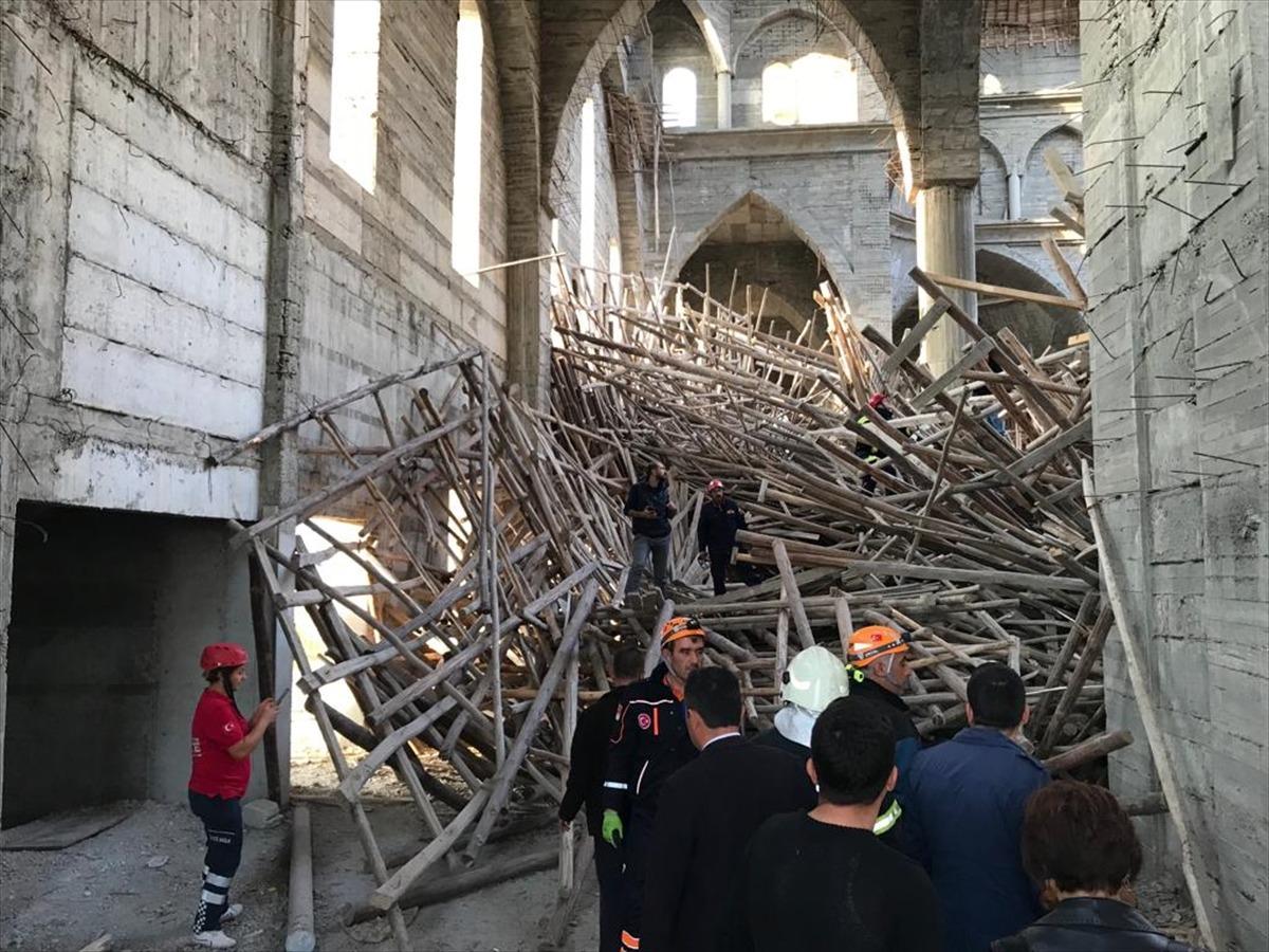 Gaziantep'te cami inşaatı kazasında endişeli bekleyiş s&uuml;r&uuml;yor