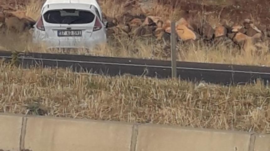 Lastiği patlayan araç yoldan çıktı: 1 yaralı