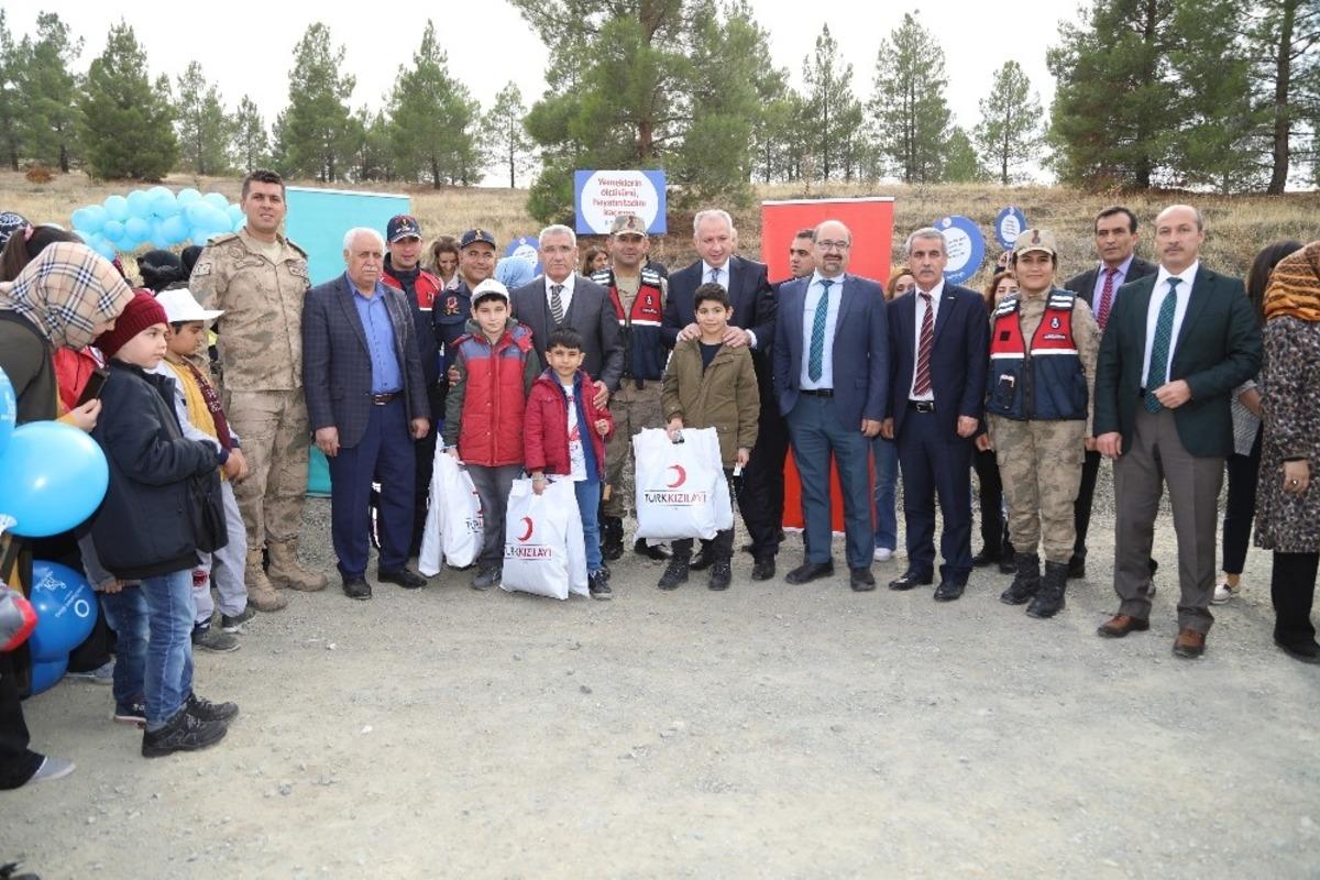 Diyabet G&uuml;n&uuml;&rsquo;nde &ccedil;ocuklar fidan dikti