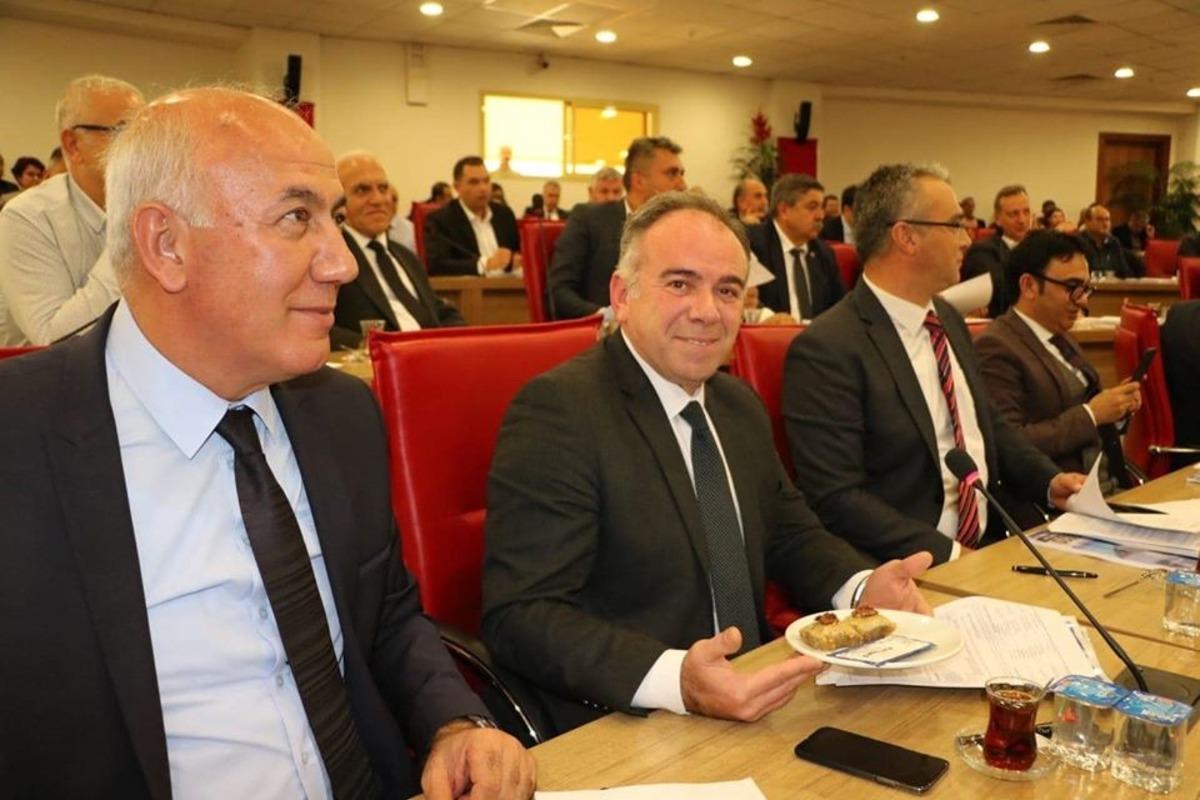 Başkan &Ouml;ndeş&rsquo;ten meclise incir baklavası ikramı