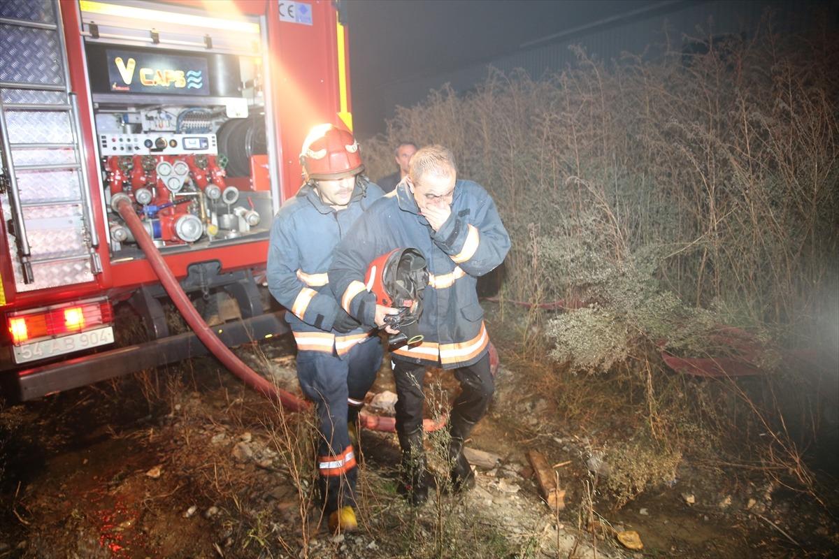G&Uuml;NCELLEME - Sakarya'da geri d&ouml;n&uuml;ş&uuml;m deposunda &ccedil;ıkan yangın kontrol altına alındı