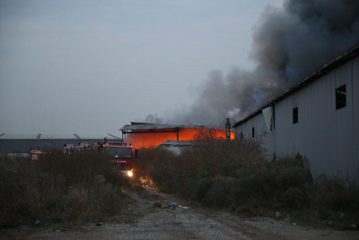 GÜNCELLEME - Sakarya'da geri dönüşüm deposunda çıkan yangın kontrol altına alındı G3