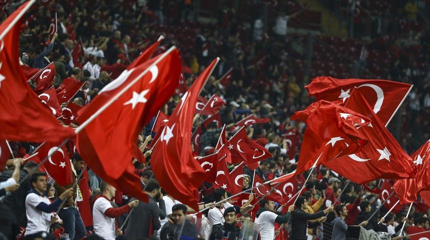 Milli marş ıslıklandı!