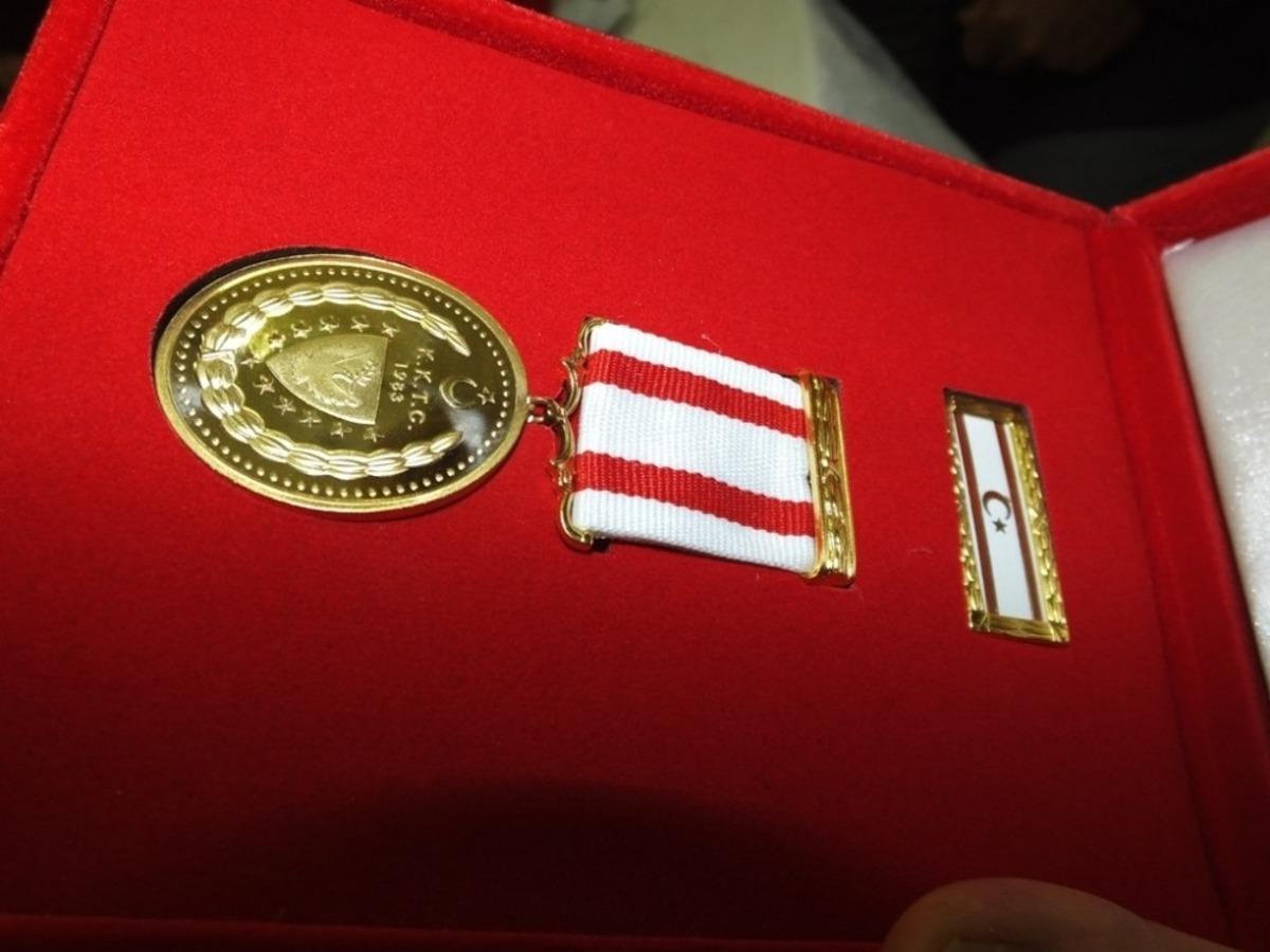 Balıkesir&rsquo;de 157 Kıbrıs Gazisi&rsquo;ne 45 yıl sonra madalya...Hayatta olmayanların &ccedil;ocukları duygusal anlar yaşadı