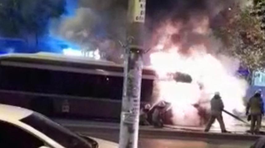 İstanbul'da halk otob&uuml;s&uuml; alev alev yandı