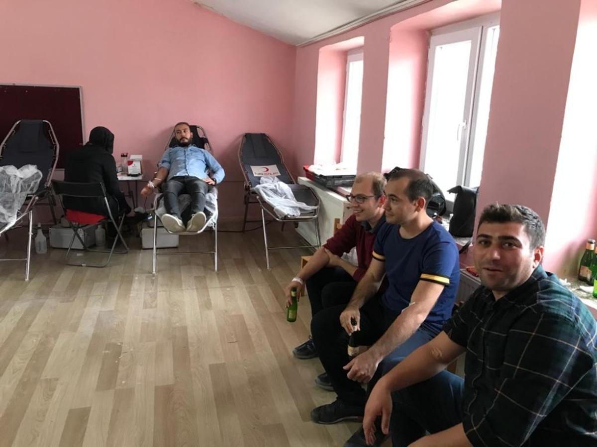 Selendili &ouml;ğretmen ve velilerden kan bağışına destek