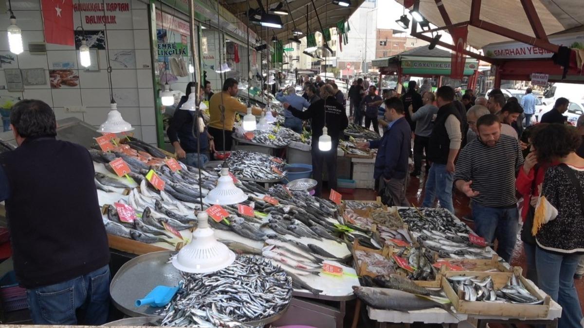 Denizli&rsquo;de hamsi 20, &ccedil;ipura 35 liradan alıcı buluyor