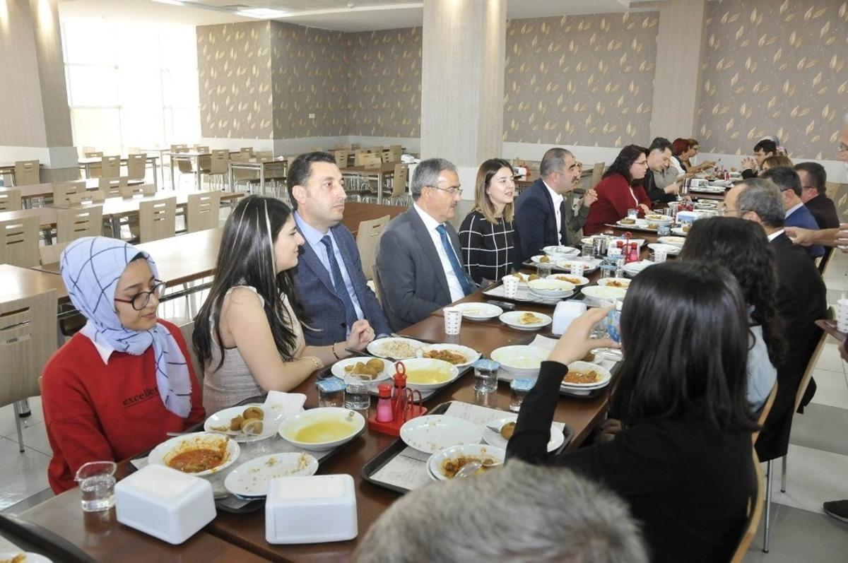Sel&ccedil;uk &Uuml;niversitesinde &ldquo;gl&uuml;tensiz yemek&rdquo; a&ccedil;ılışı yapıldı