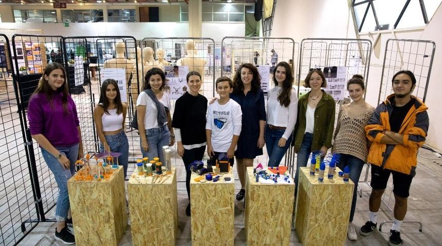 Atık malzemeleri kullanarak kendi oyuncaklarını tasarladılar