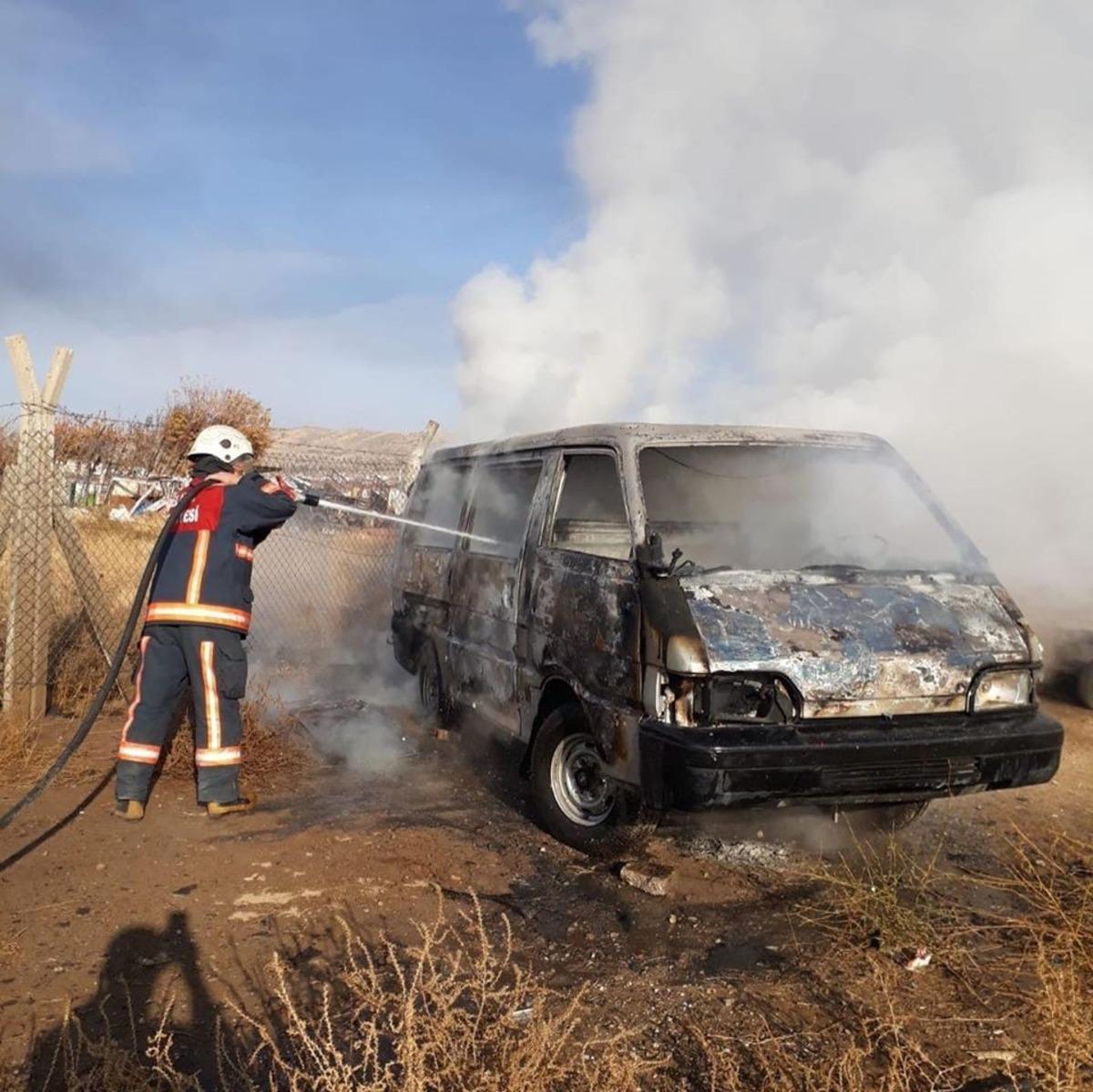 Elazığ&rsquo;da ara&ccedil; yangını