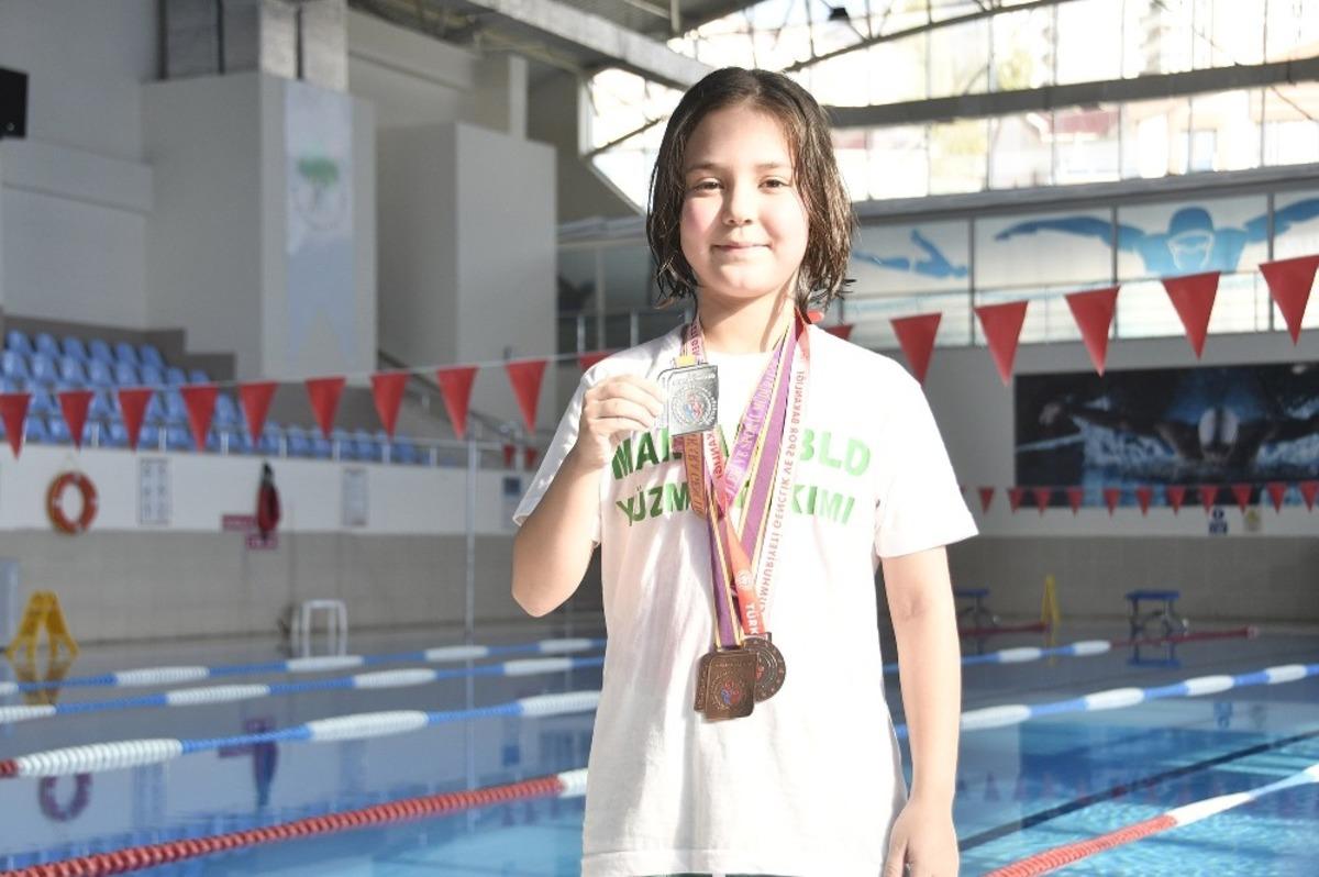 Yağmur &Ccedil;oban Madalyaya kula&ccedil; attı