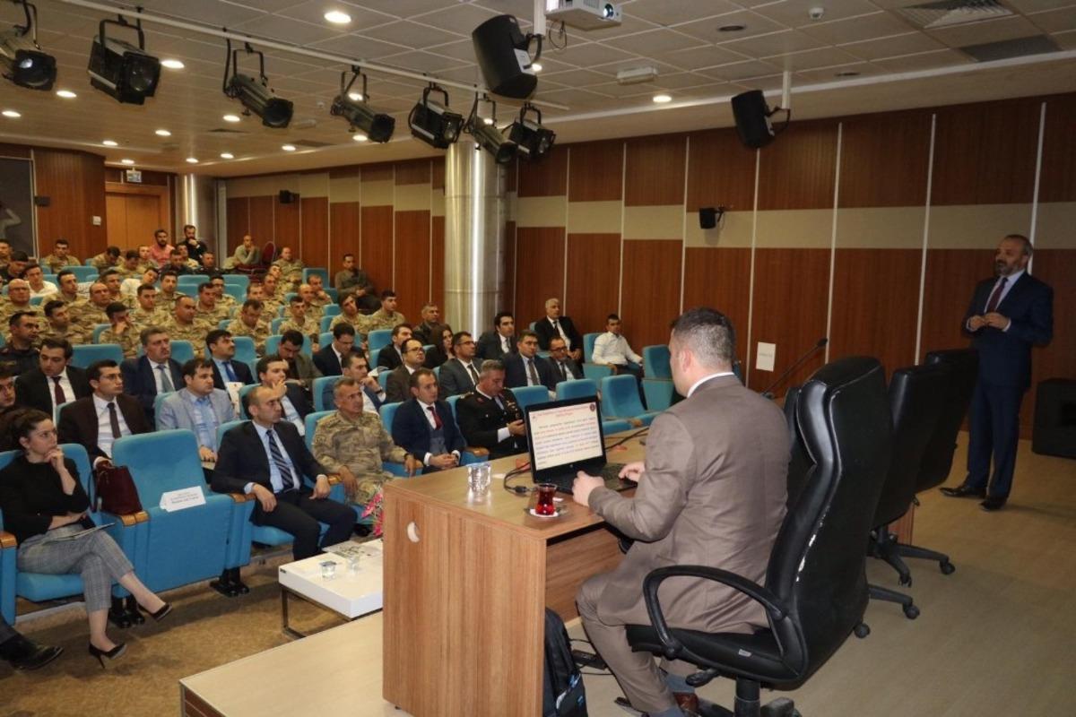 Jandarma, adliyede seminer d&uuml;zenledi