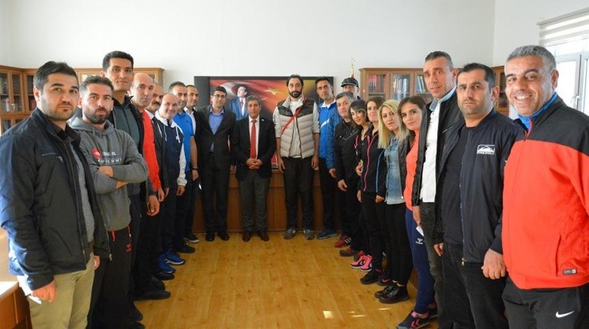 M&uuml;d&uuml;r Tatlı, başarılı &ouml;ğretmenleri tebrik etti