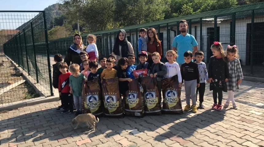 Minik anaokulu &ouml;ğrenciler k&ouml;pek barınağını ziyaret etti