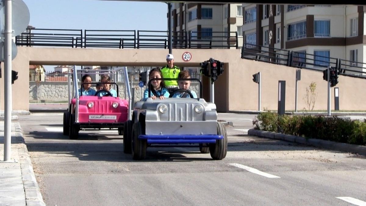 &Ouml;ğrenciler trafik kurallarını Niğde Belediyesi trafik pistinde &ouml;ğrenecek